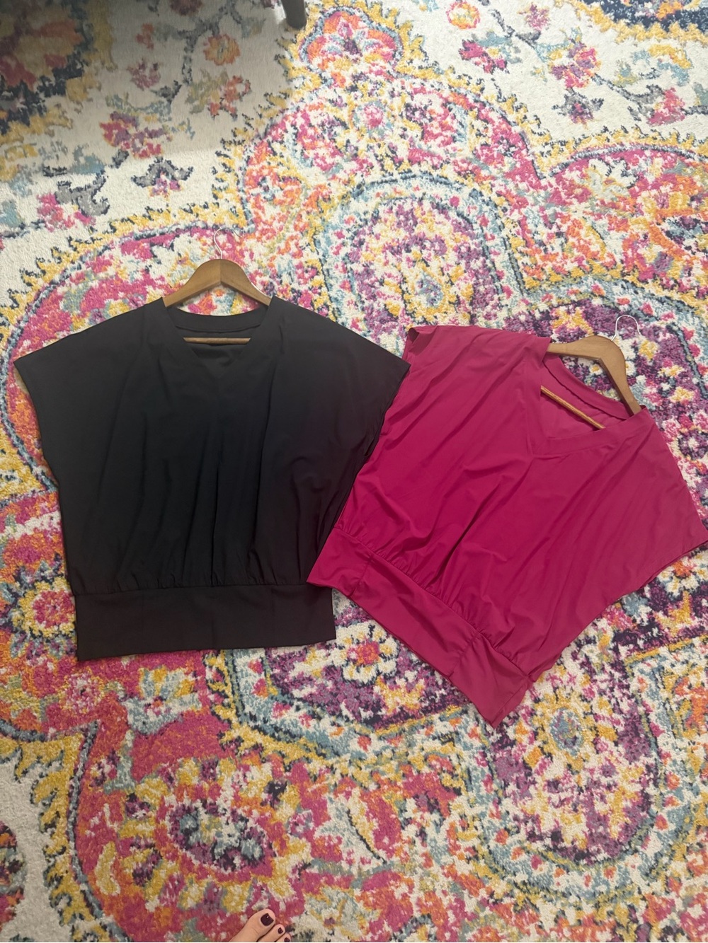 HALARA Short Sleeve V-Neck Pullover Tops in Black & Fuchsia